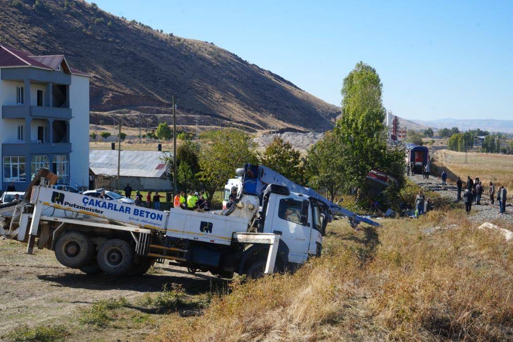 Yolcu treni beton mikserine çarptı! Makinist öldü, 2 yaralı var 4